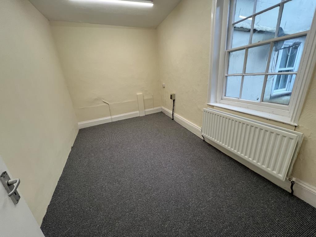 Lot: 41 - THREE STOREY COMMERCIAL PROPERTY - General view of office one on first floor